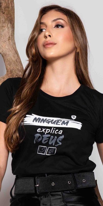 T - SHIRT NINGUEM EXPLICA DEUS P/CINZA
